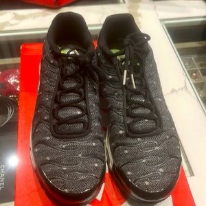 Barely worn size 8.5 Nike air max plus mens comes with box